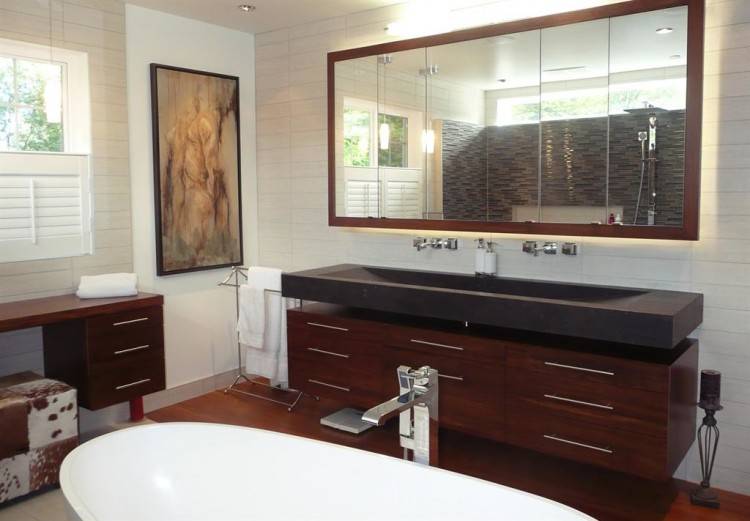 Salle de bain avec plan vasque et meuble sous vasque suspendu en bois