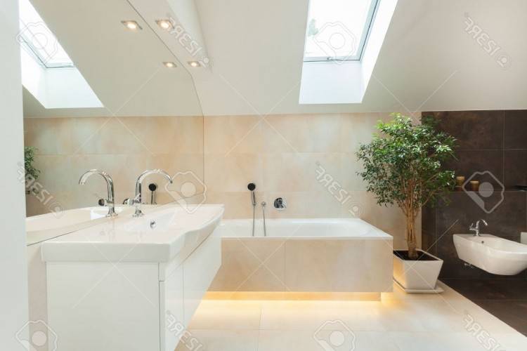salle de bain moderne avec douche a litalienne et baignoire a pieds salle de bain avec