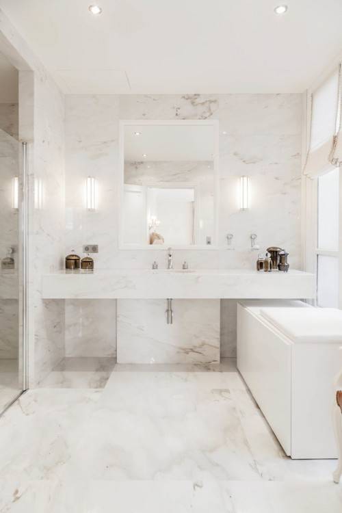 petite salle de bain moderne sous combles peinture noire papier peint marbre  Petite salle de bain moderne en 70 idées exclusives témoignant de sa