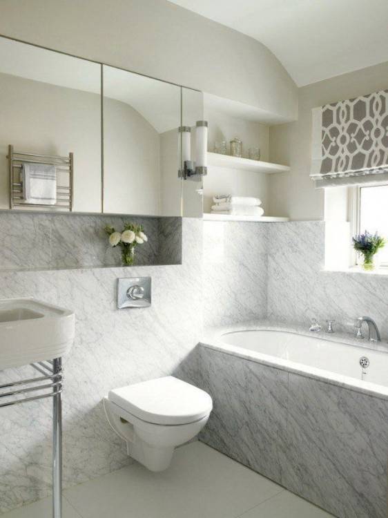 Blanc moderne salle de bain luxueuse dans la salle de bain avec tuiles,  marbre, grande fenêtre