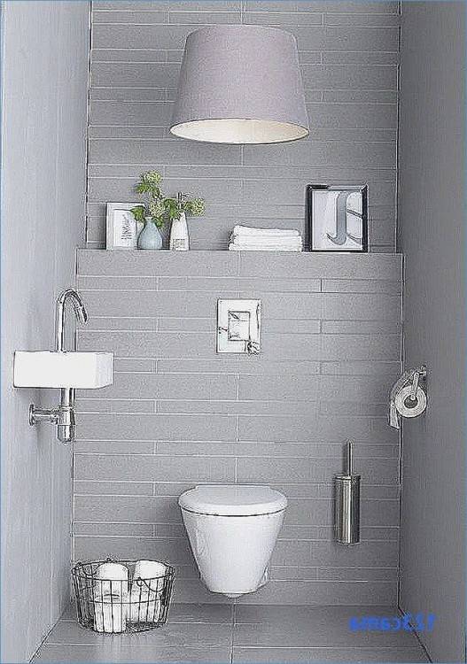 Salle de bain moderne et spacieuse avec des carreaux lumineux avec toilettes et lavabo