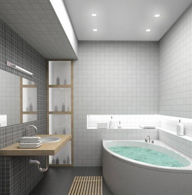 Petite salle de bain moderne avec baignoire et un grand miroir