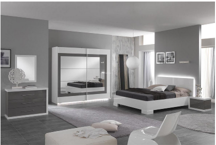 Chambre à coucher spacieuse avec lit double blanc, linge de lit en blanc