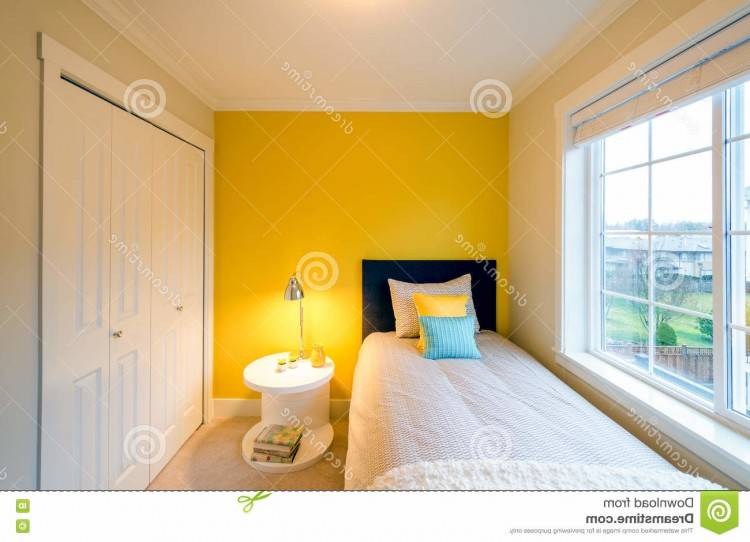 les murs gris et d'avoir des accessoires bleu et jaune