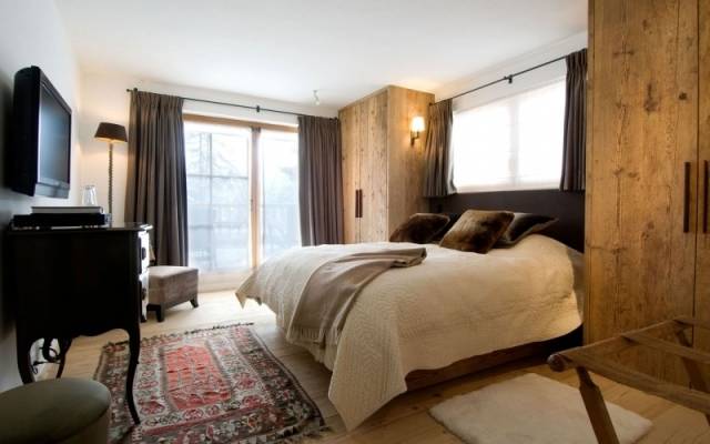 Chambre à coucher style vintage avec des serviettes sur le lit