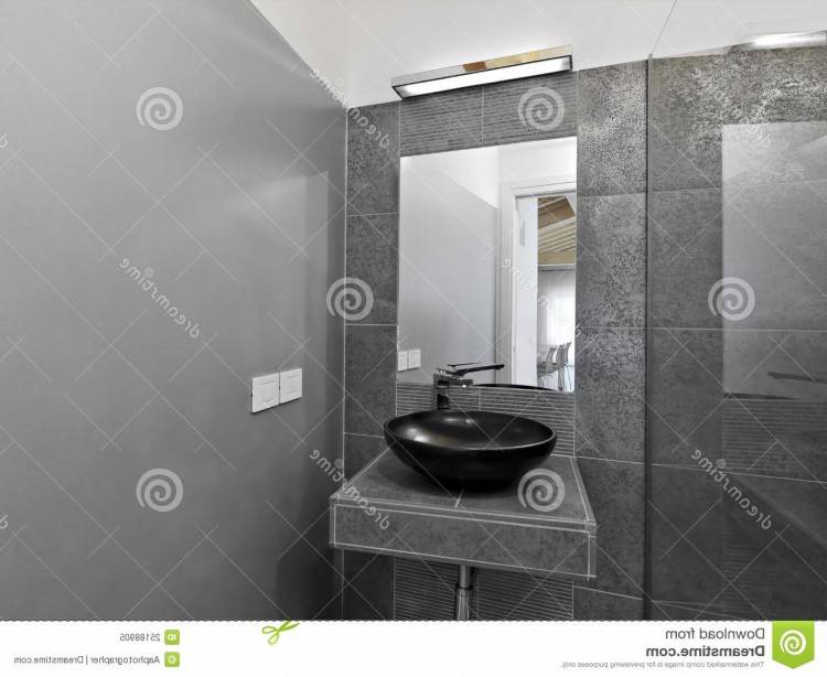 Blanc petite salle de bains moderne avec baignoire d'angle, lavabo, miroir  et fenêtre