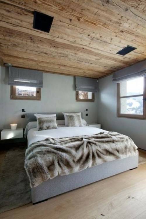 Photo d'intérieur de chambre à coucher design dans un style scandinave chalet en bois avec des détails décoratifs