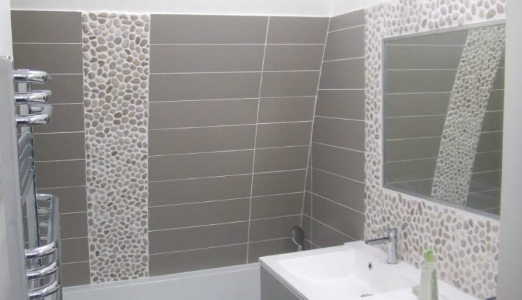 Petite salle de bain moderne avec baignoire et un grand miroir