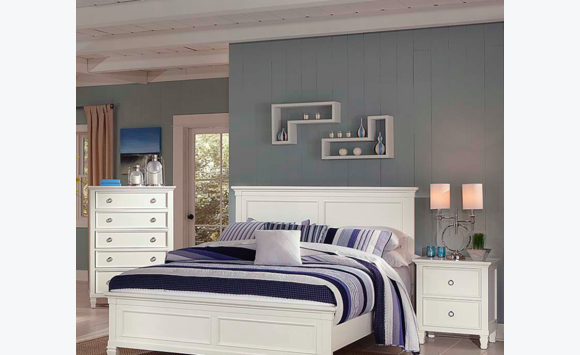 Chambre à coucher avec une planche de bois à caissons murs et plafond