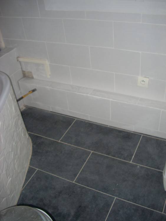 Une salle de bain grise se prête à tous les styles déco pour un résultat  sobre et élégant