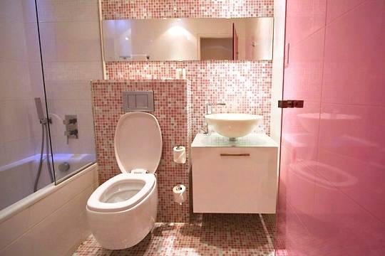Salle de bain rose, salle de bain framboise, couleur salle de bain