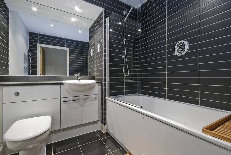 Gris salle de bains moderne avec baignoire