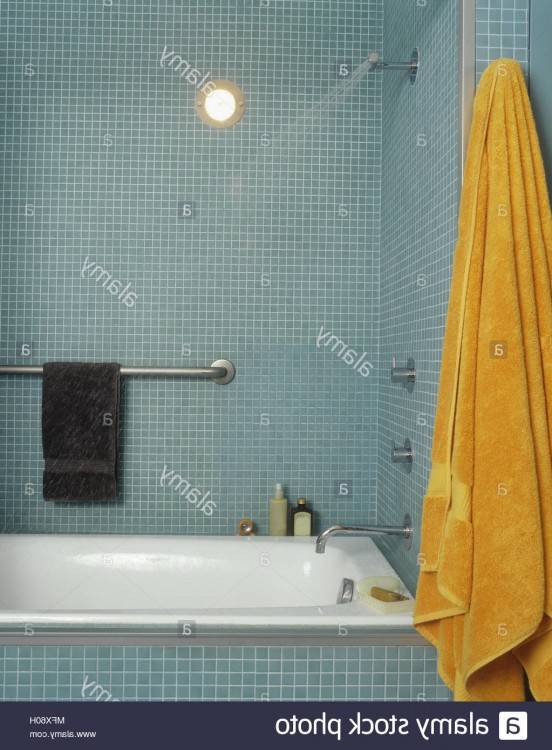 petite salle de bains moderne avec baignoire douche, paroi en verre dépoli  et facetté et mosaïque en beige et gris | Salle de bain moderne | Pinterest